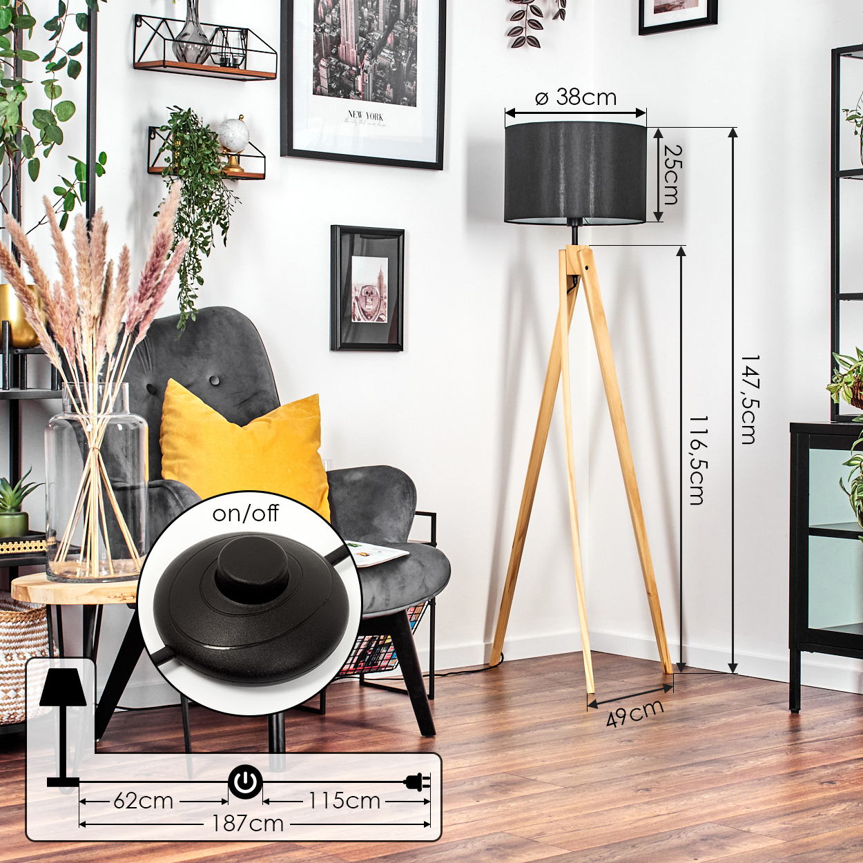 Ein modernes Wohnzimmer mit Stehlampe, Sessel und Dekorationen. Die Lampe hat einen schwarzen Schirm und Holzbeine.