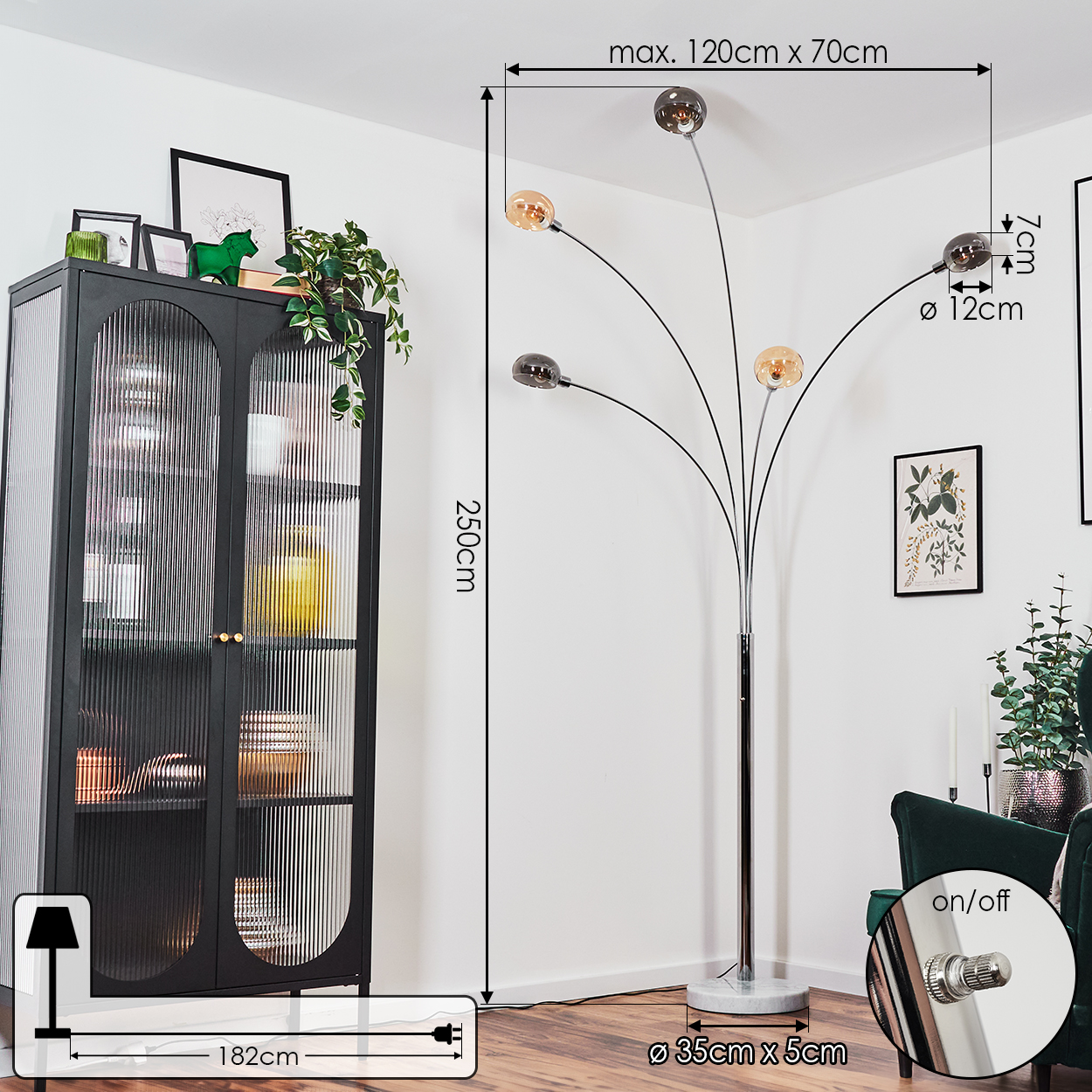 Ein modernes Wohnzimmer mit Stehlampe, schwarzem Schrank und grünem Sessel.