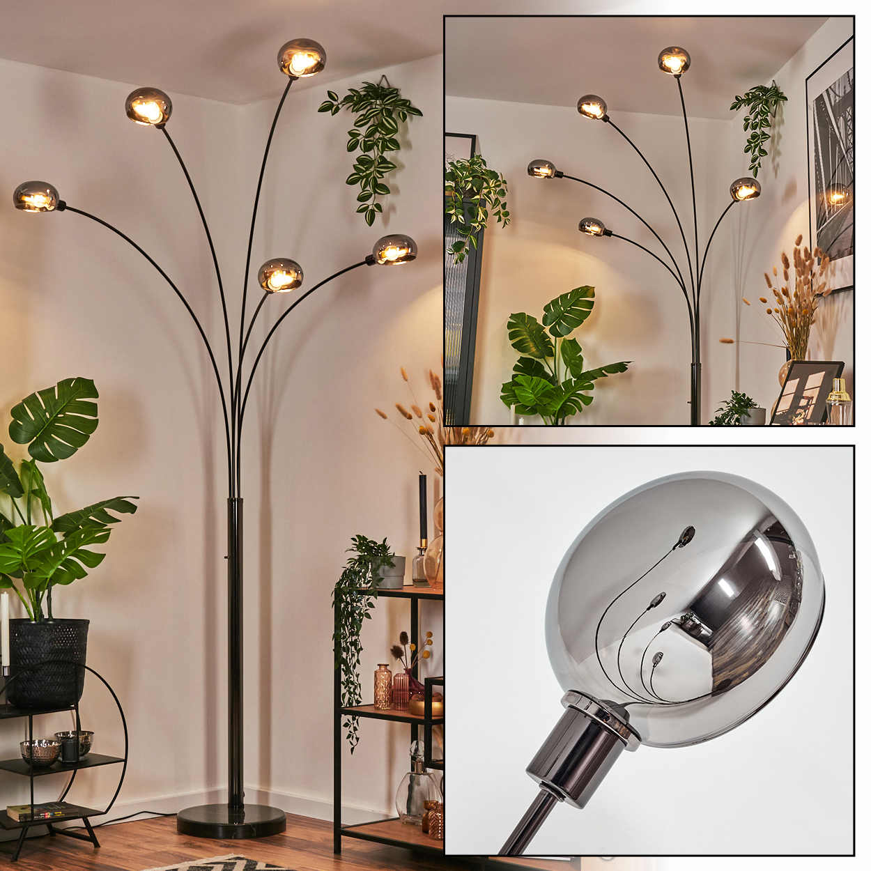 Eine moderne Stehlampe mit sechs kugelförmigen Lichtern. Sie ist schwarz mit Marmorsockel. Pflanzen und Dekoration umgeben sie.