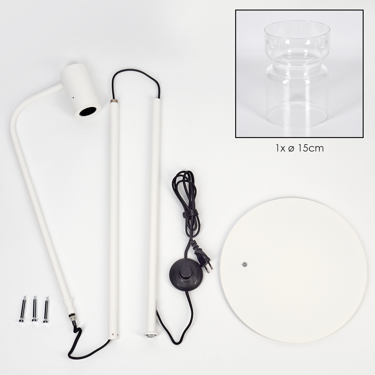 Zerlegte weiße Stehlampe mit schwarzem Kabel, Netzschalter und Glasschirm. Die Komponenten sind auf einer weißen Oberfläche angeordnet.