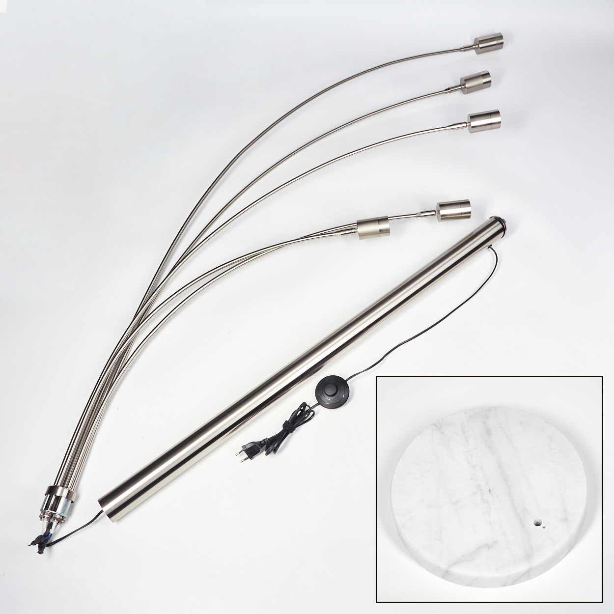 Eine zerlegte Bogen-Stehlampe. Sie hat einen Marmorsockel, eine lange Metallsäule, vier gebogene Arme mit Leuchtenköpfen und einen Fußschalter.