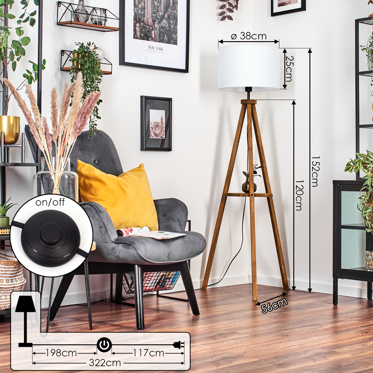 Ein Raum mit einem grauen Sessel, einer Stehlampe aus Holz und einem gelben Kissen. Es gibt auch ein schwarzes Regal und einige Bilder an der Wand.