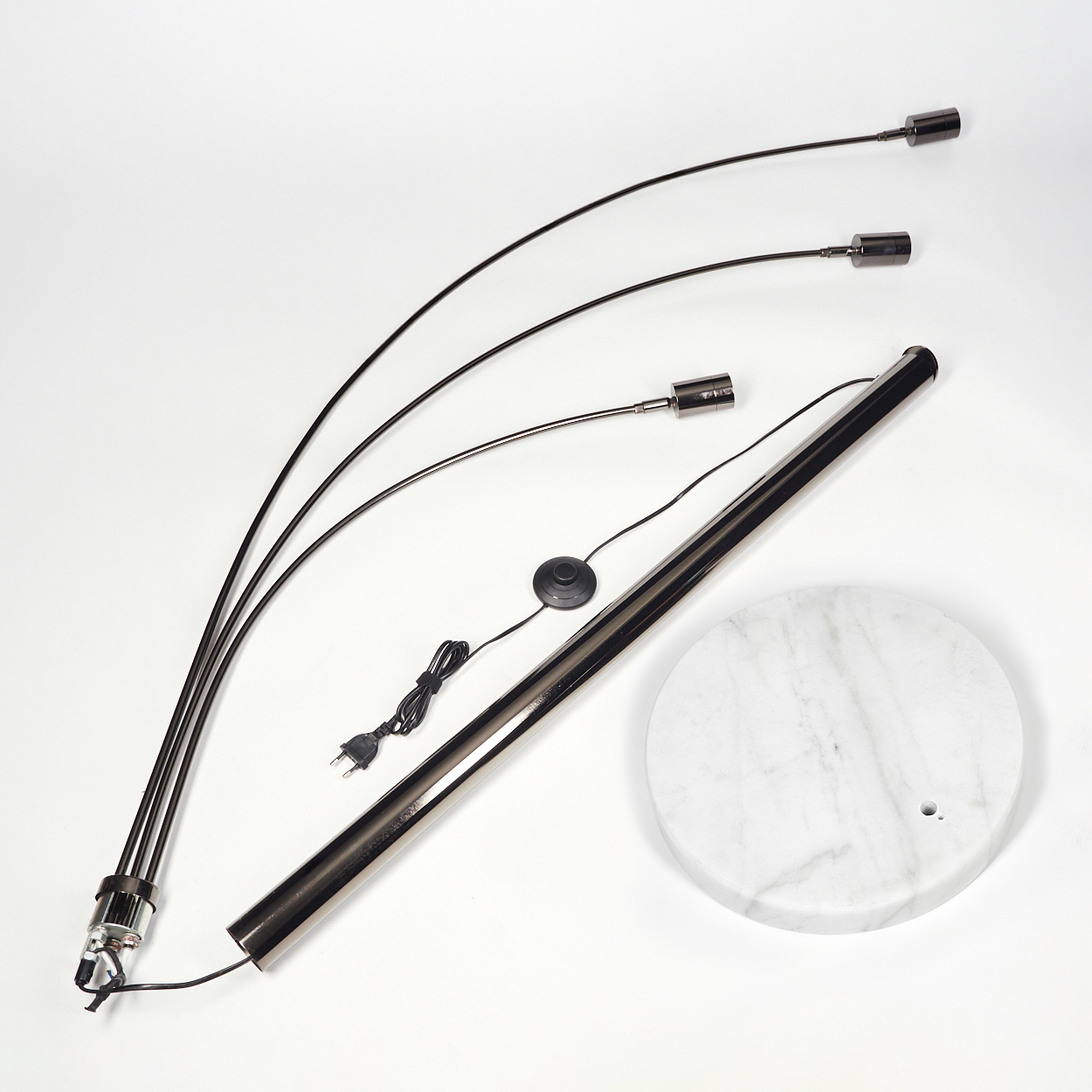 Zerlegte schwarze Stehlampenkomponenten auf Weiß. Enthält Lampenköpfe, Stange, Sockel, Kabel und Schalter.