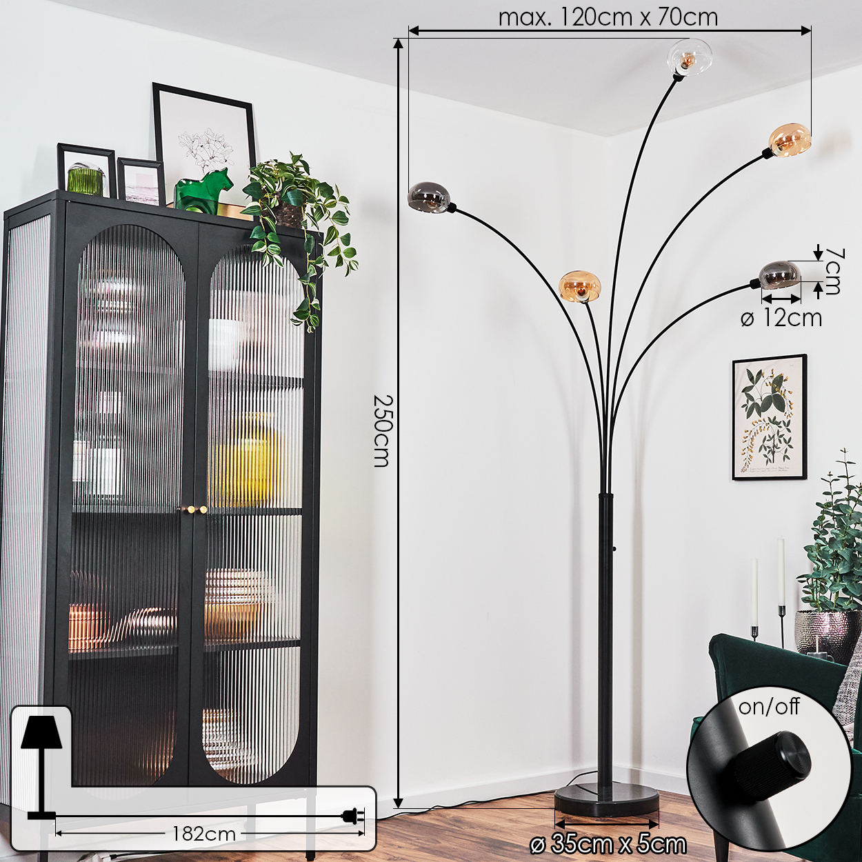 Modernes Wohnzimmer mit schwarzer Stehlampe, Schrank und grünem Sofa. Maße sind angegeben.