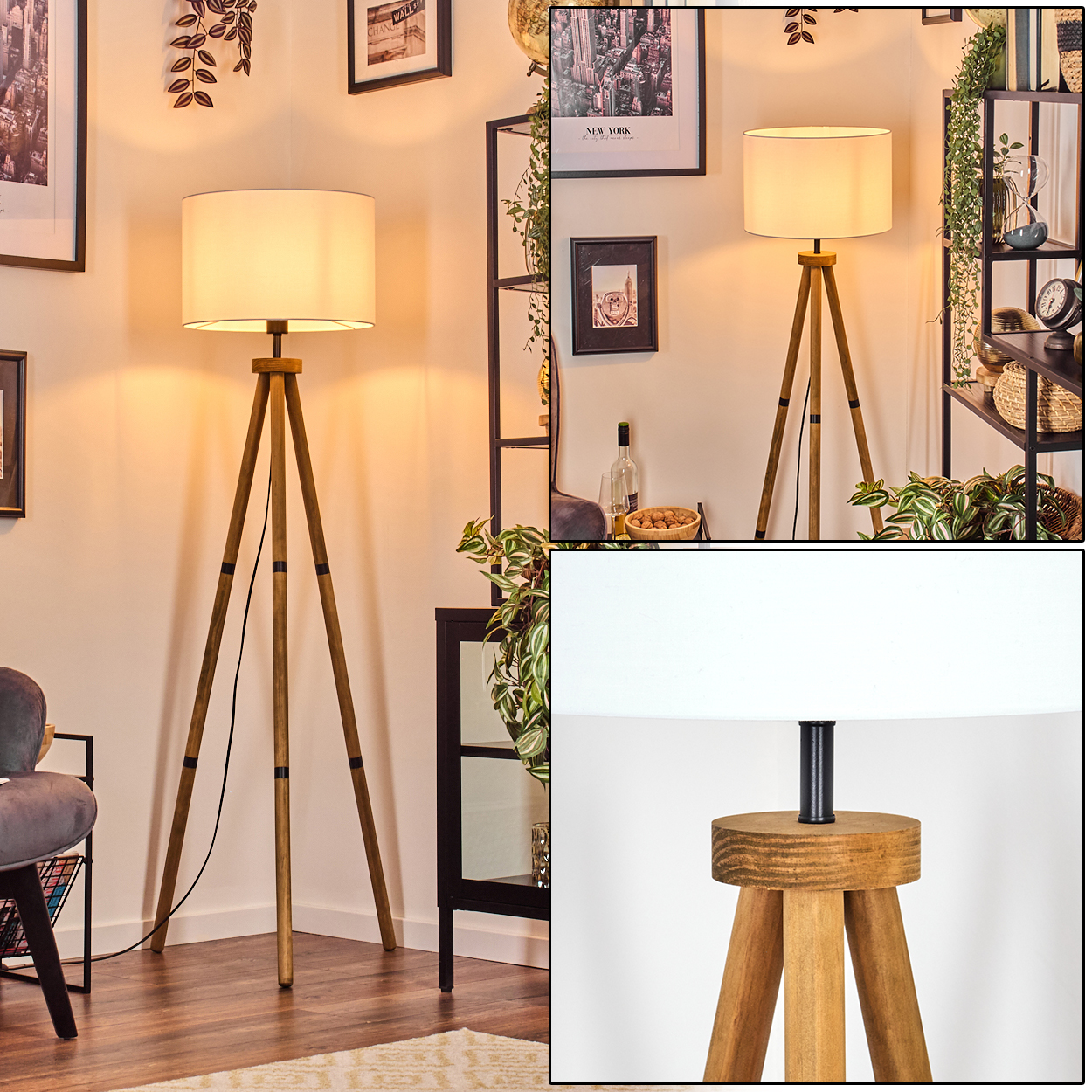 Eine hölzerne Stativ-Stehlampe mit weißem Lampenschirm steht in einem Raum. Im Hintergrund sind Regale, Pflanzen und gerahmte Bilder zu sehen.