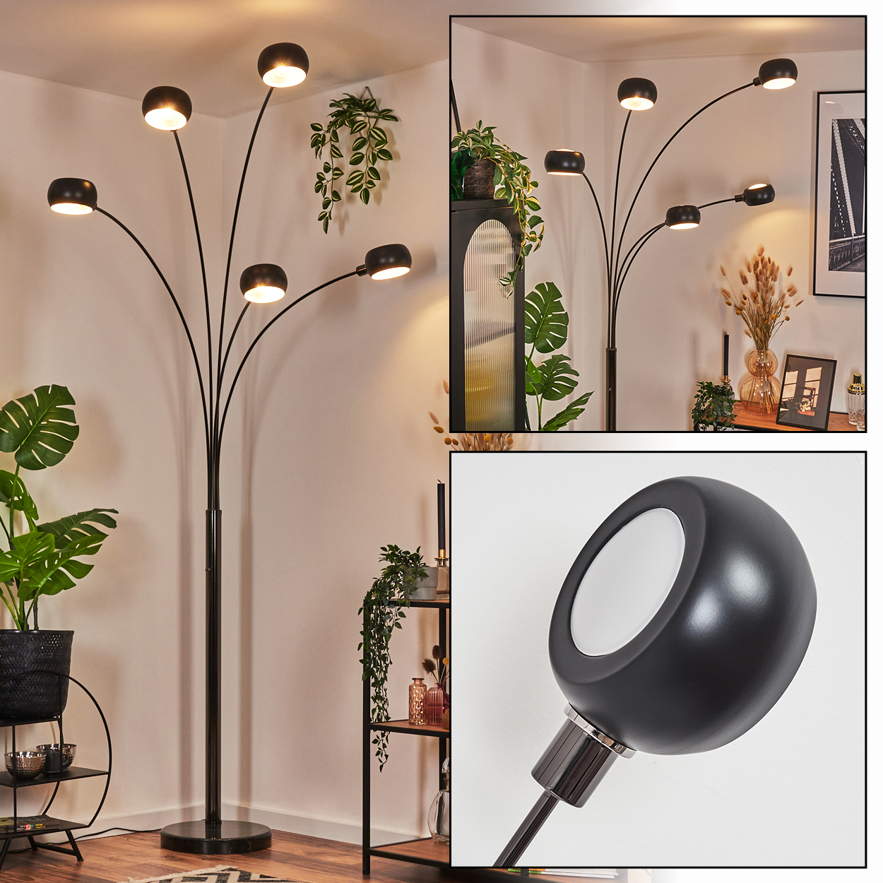 Eine moderne schwarze Stehlampe mit sechs Lichtern. Der Raum enthält auch Pflanzen, ein Regal und Dekoration. Die Lampe ist an.