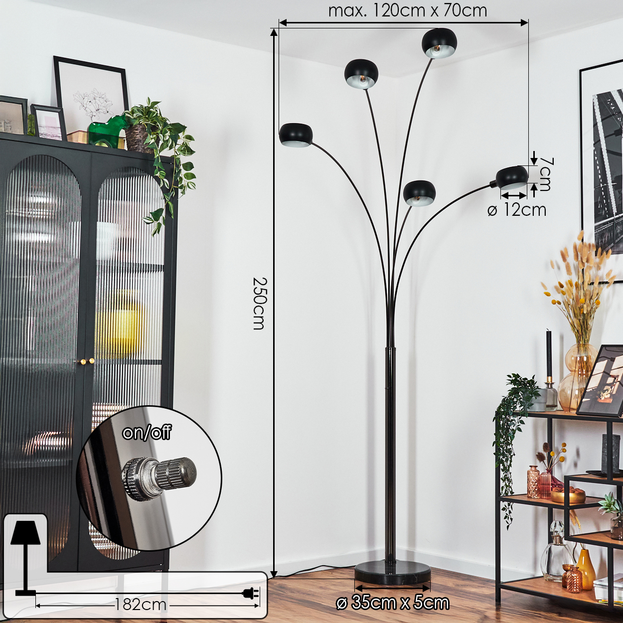 Eine schwarze Stehlampe mit fünf Lichtern. Der Raum hat auch einen schwarzen Schrank, Regale und verschiedene Dekorationsartikel.