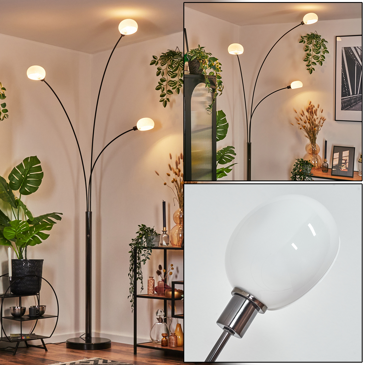 Eine moderne Stehlampe mit vier weißen Kugelleuchten. Der Raum hat Pflanzen, Dekorationsartikel und ein schwarzes Metallregal.