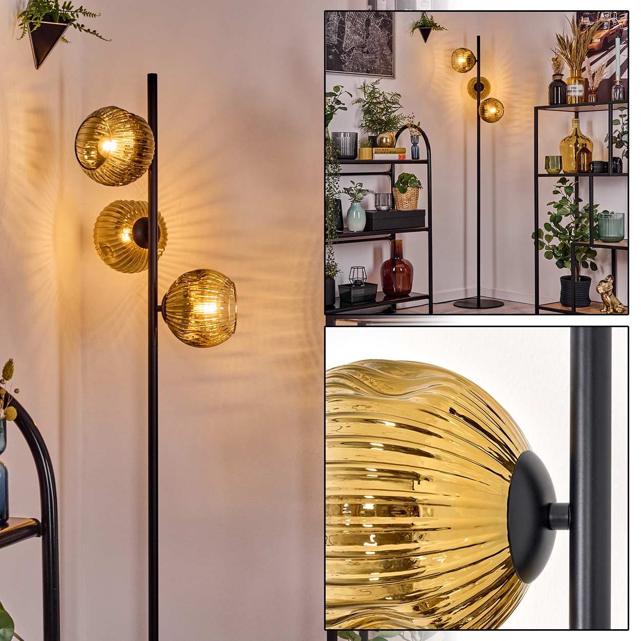 Eine moderne Stehlampe mit drei goldenen Glaskugelschirmen. Die Lampe steht hoch in einem Raum mit Regalen und Pflanzen.
