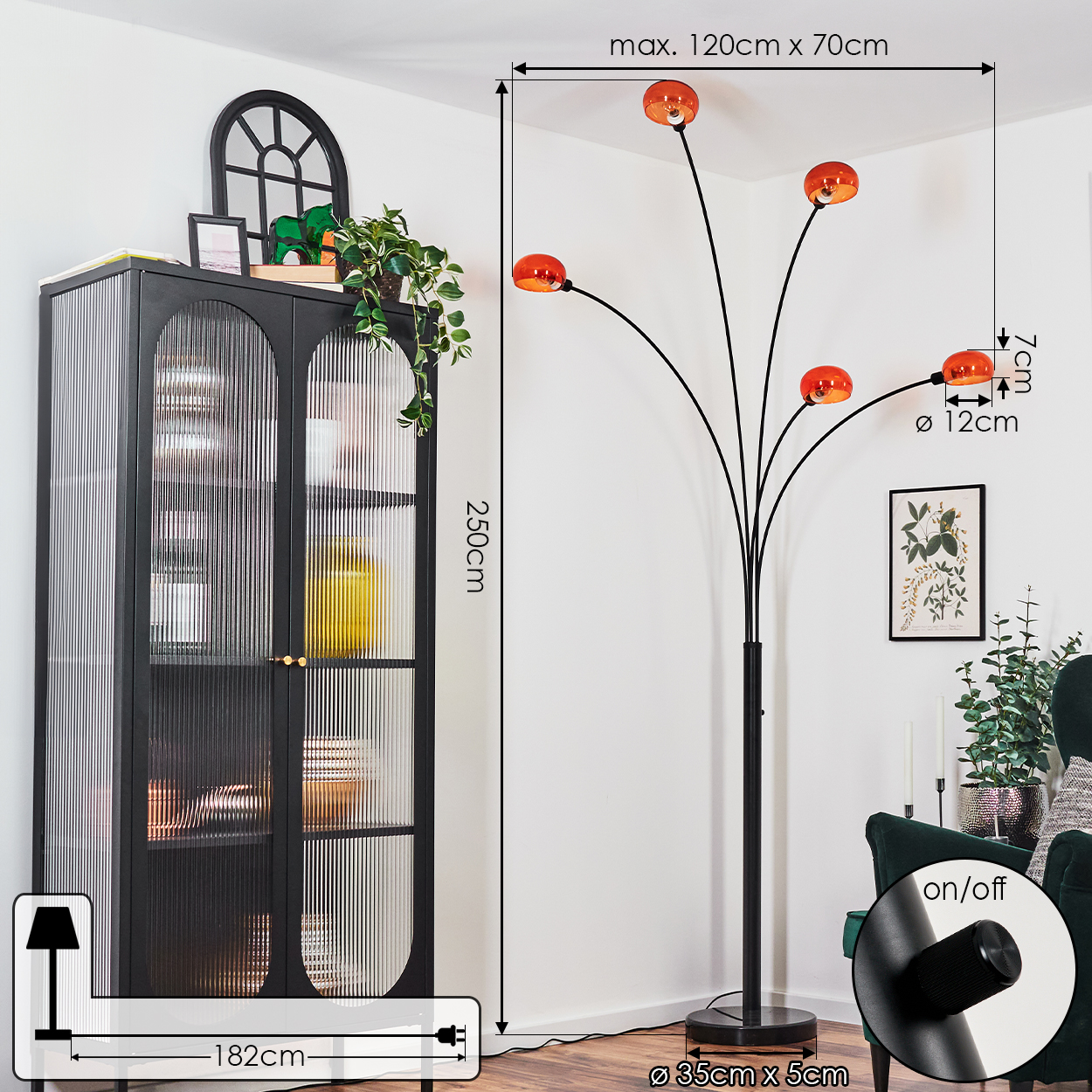 Ein Raum mit schwarzem Schrank, Stehlampe mit orangefarbenen Lampenschirmen und grünem Sessel. Maße sind angezeigt.