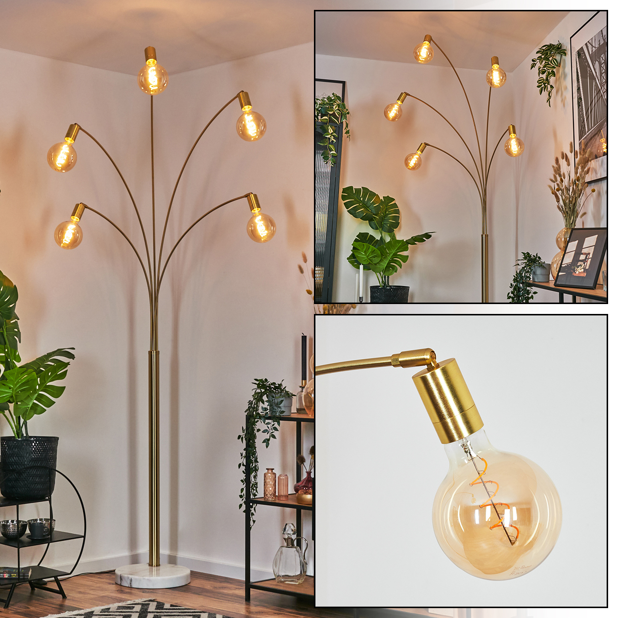 Eine goldene Stehlampe mit sechs Glühbirnen. Die Lampe steht in einem Raum mit Pflanzen und einem Holzregal mit Dekorationsartikeln.