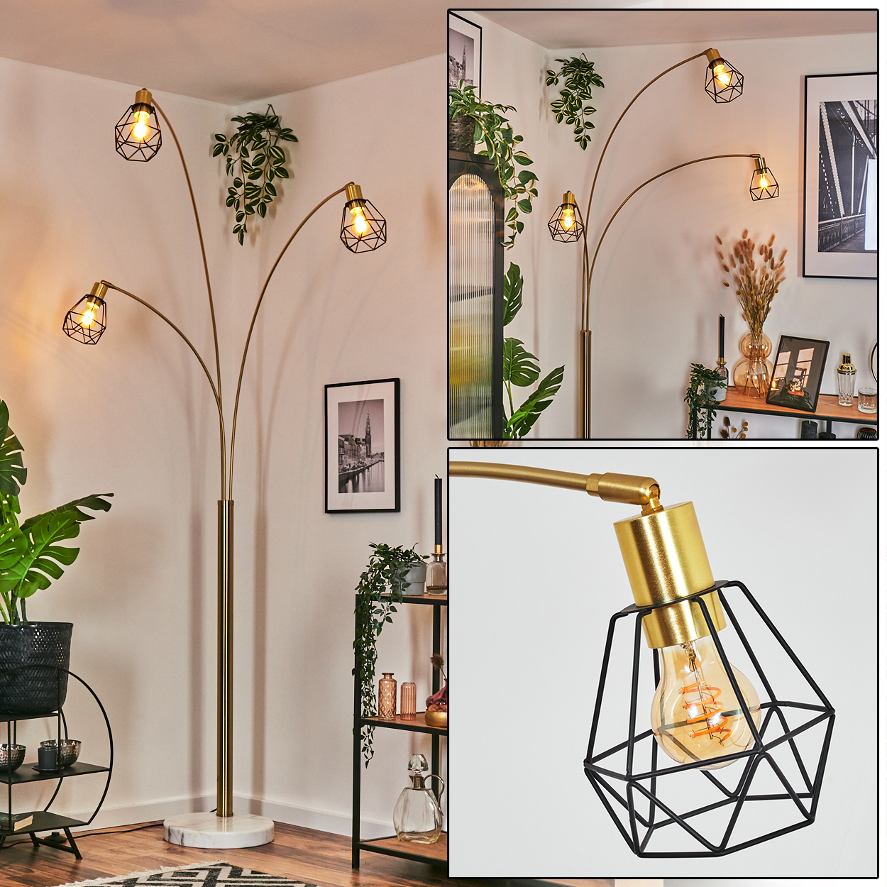 Eine goldene Stehlampe mit drei Lichtern, jedes in einem schwarzen geometrischen Käfig. Pflanzen und ein Regal mit Dekorationen im Hintergrund.