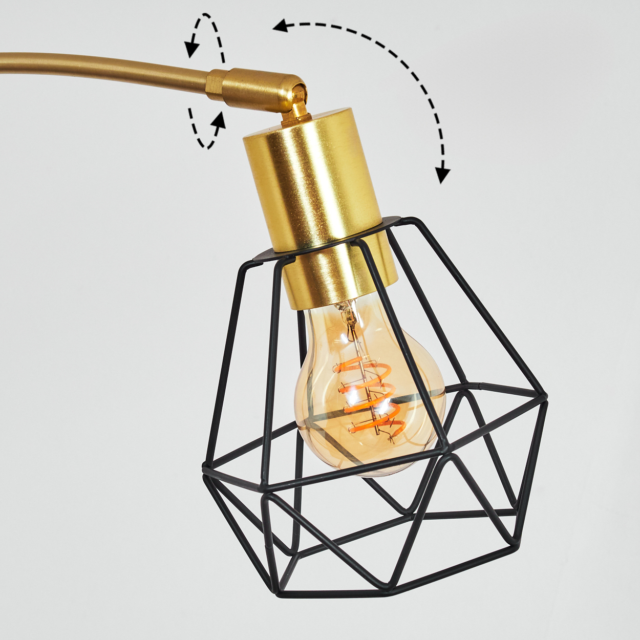 Eine moderne Lampe mit goldenem Arm und Glühbirnenhalter. Die Glühbirne ist in einem schwarzen geometrischen Käfig eingeschlossen. Der Hintergrund ist weiß.