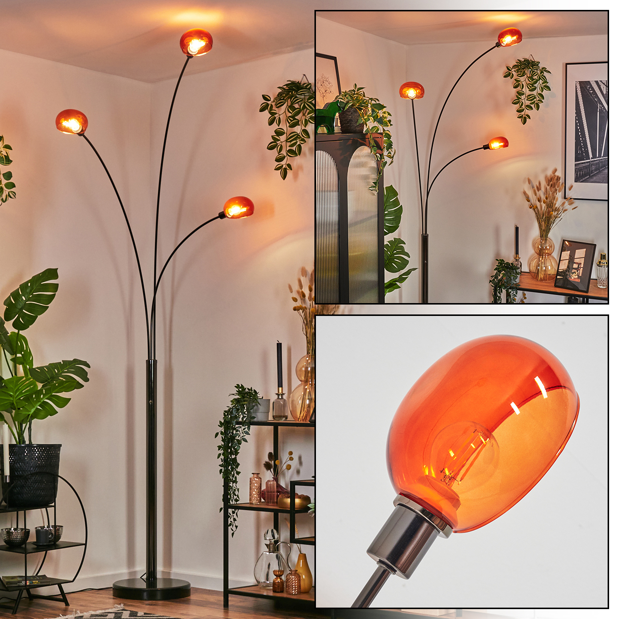 Eine moderne Stehlampe mit vier orangefarbenen Glasschirmen. Sie steht in einem Raum mit Pflanzen, Regalen und Dekorationsartikeln. Das Licht ist an.