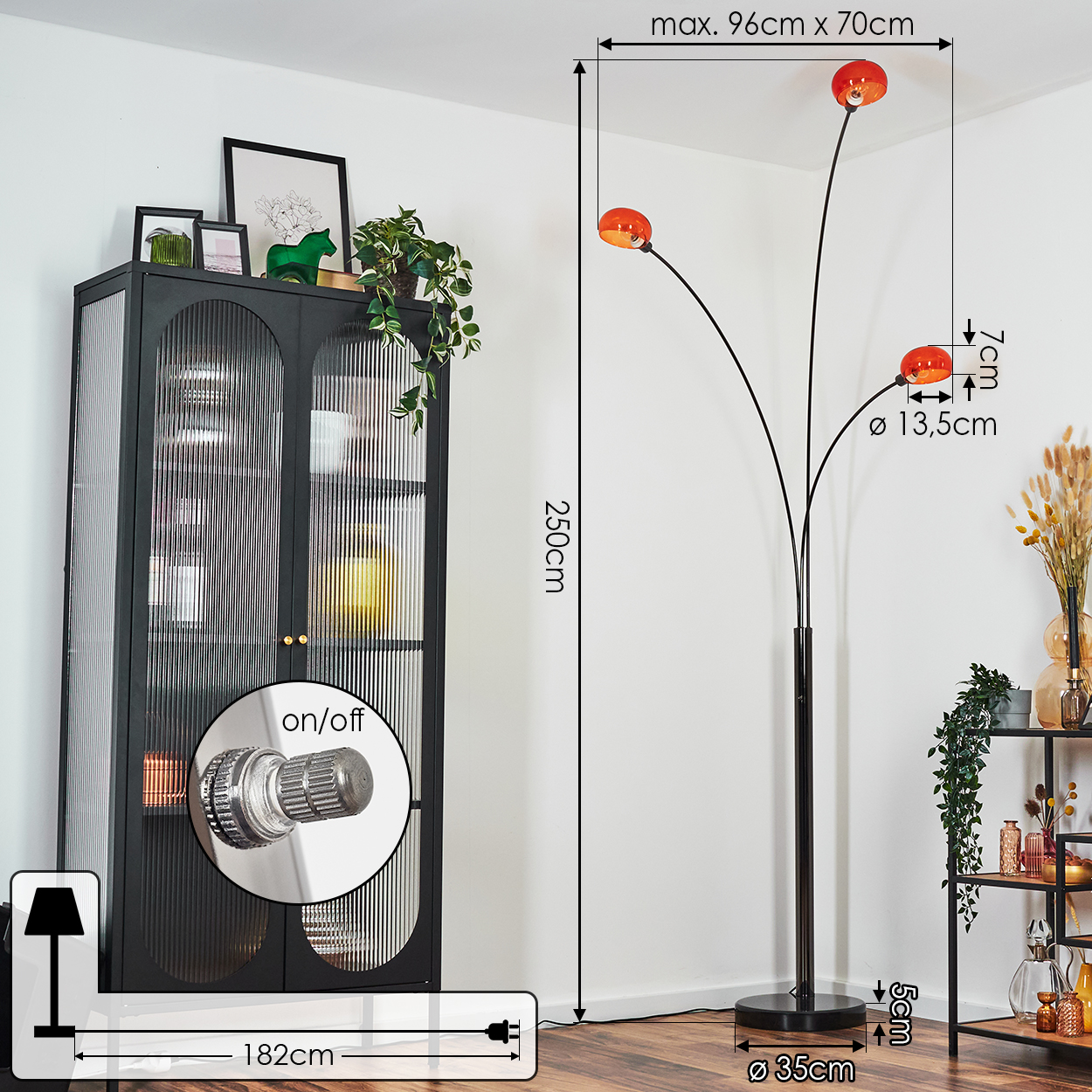 Ein Raum mit einem schwarzen Schrank und einer modernen Stehlampe mit orangefarbenen Lampenschirmen. Abmessungen sind angegeben.