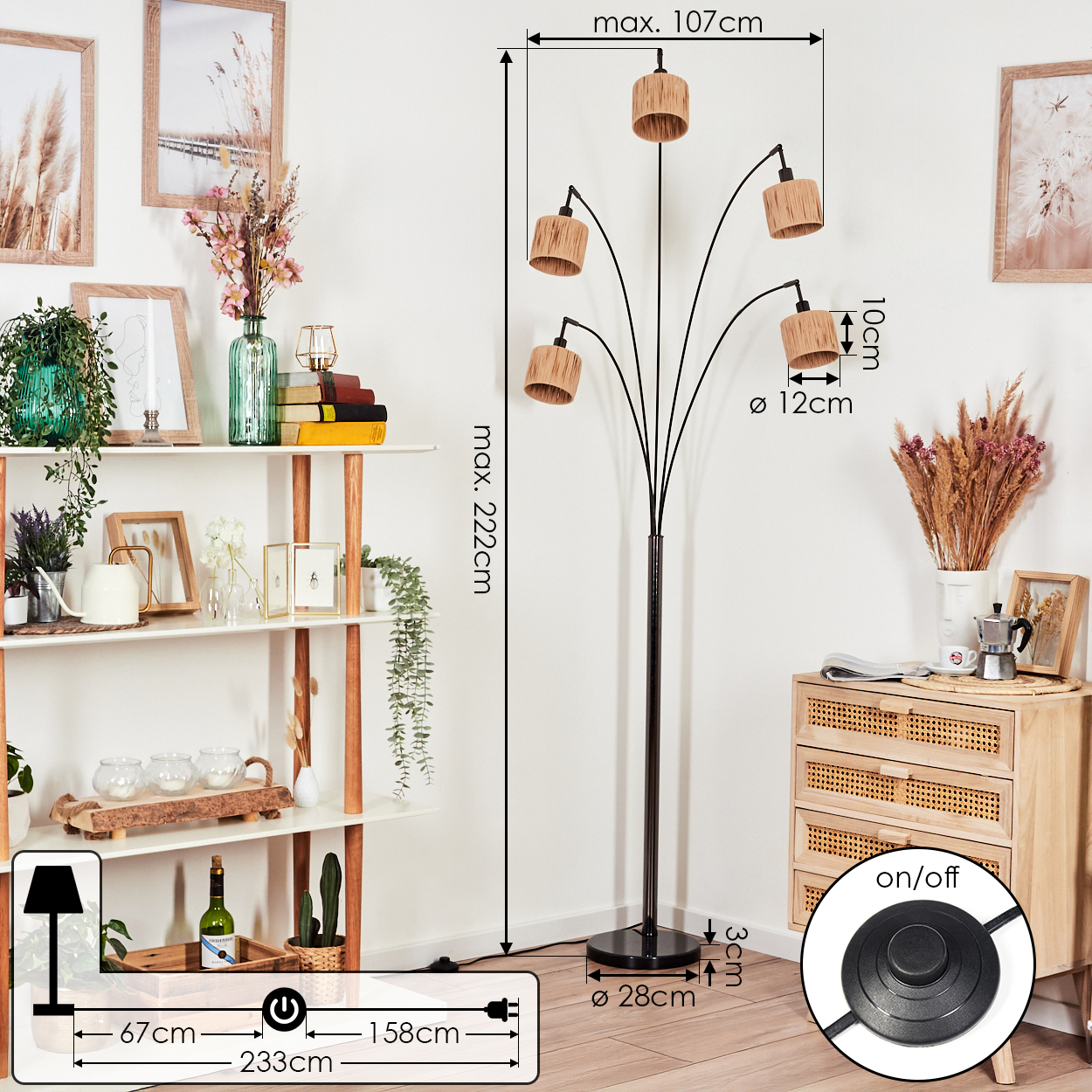 Eine Stehlampe mit fünf Holzlampenschirmen. Sie steht in der Nähe eines Regals mit Dekorationen. Ein Beistelltisch ist ebenfalls zu sehen.