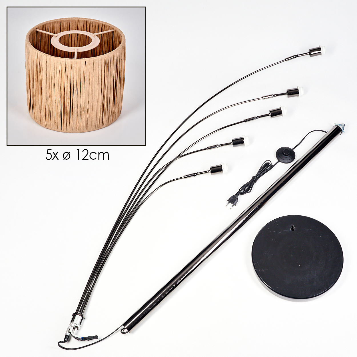 Eine Stehlampe mit fünf Lichtern und einem Lampenschirm. Die Lampe ist schwarz, mit rundem Fuß und Netzkabel. Der Schirm ist beige.