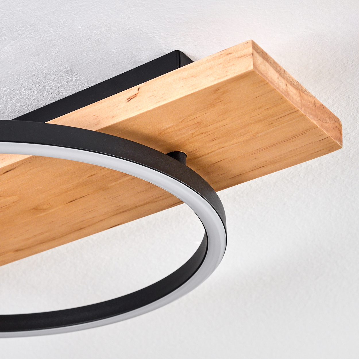 Eine moderne Leuchte. Sie hat ein Holzregal mit schwarzem Metallrahmen und eine kreisförmige LED-Leuchte.