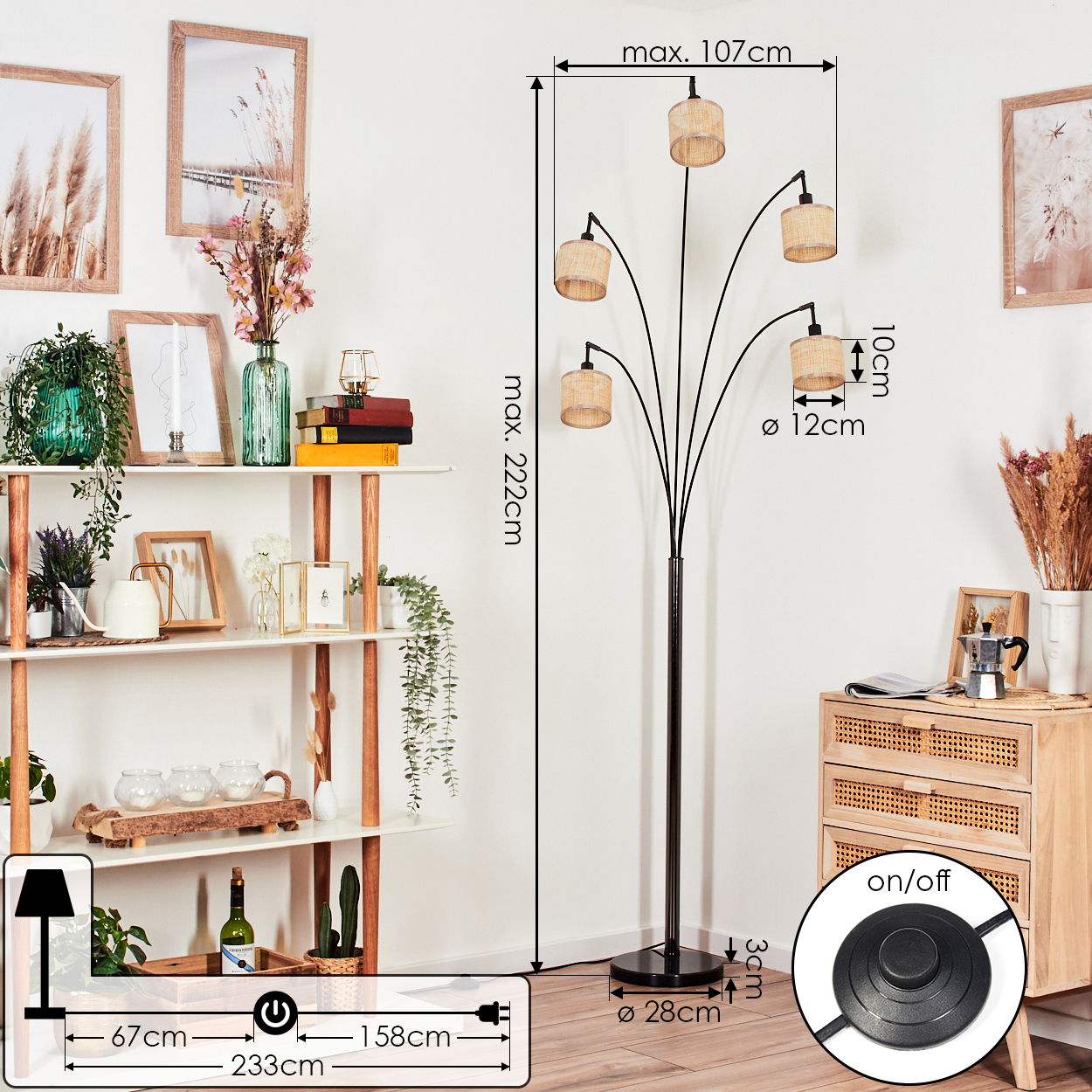 Eine Stehlampe mit fünf Lampenschirmen. Die Lampe ist schwarz, die Schirme beige. Sie steht neben einem Holzregal und einem Schrank.