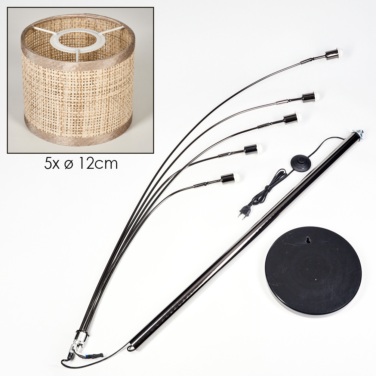 Eine Stehlampe mit fünf Lichtern und einem Lampenschirm. Der Lampenschirm ist rund und hat ein gewebtes Muster. Der Sockel ist schwarz und rund.