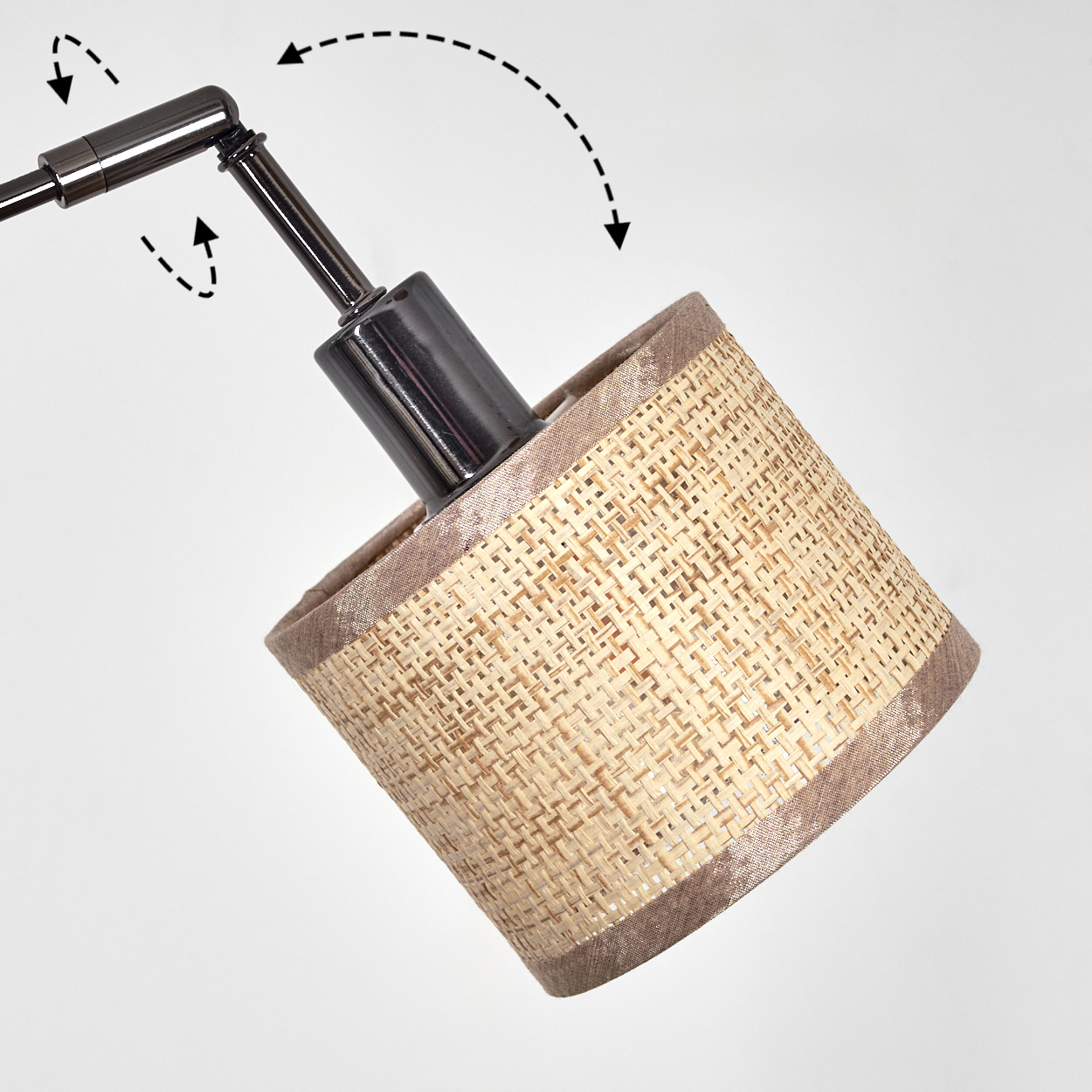 Eine Lampe mit einem gewebten Lampenschirm. Die Lampe ist schwarz und kann verstellt werden. Pfeile zeigen die Bewegungsrichtung an. Weißer Hintergrund.