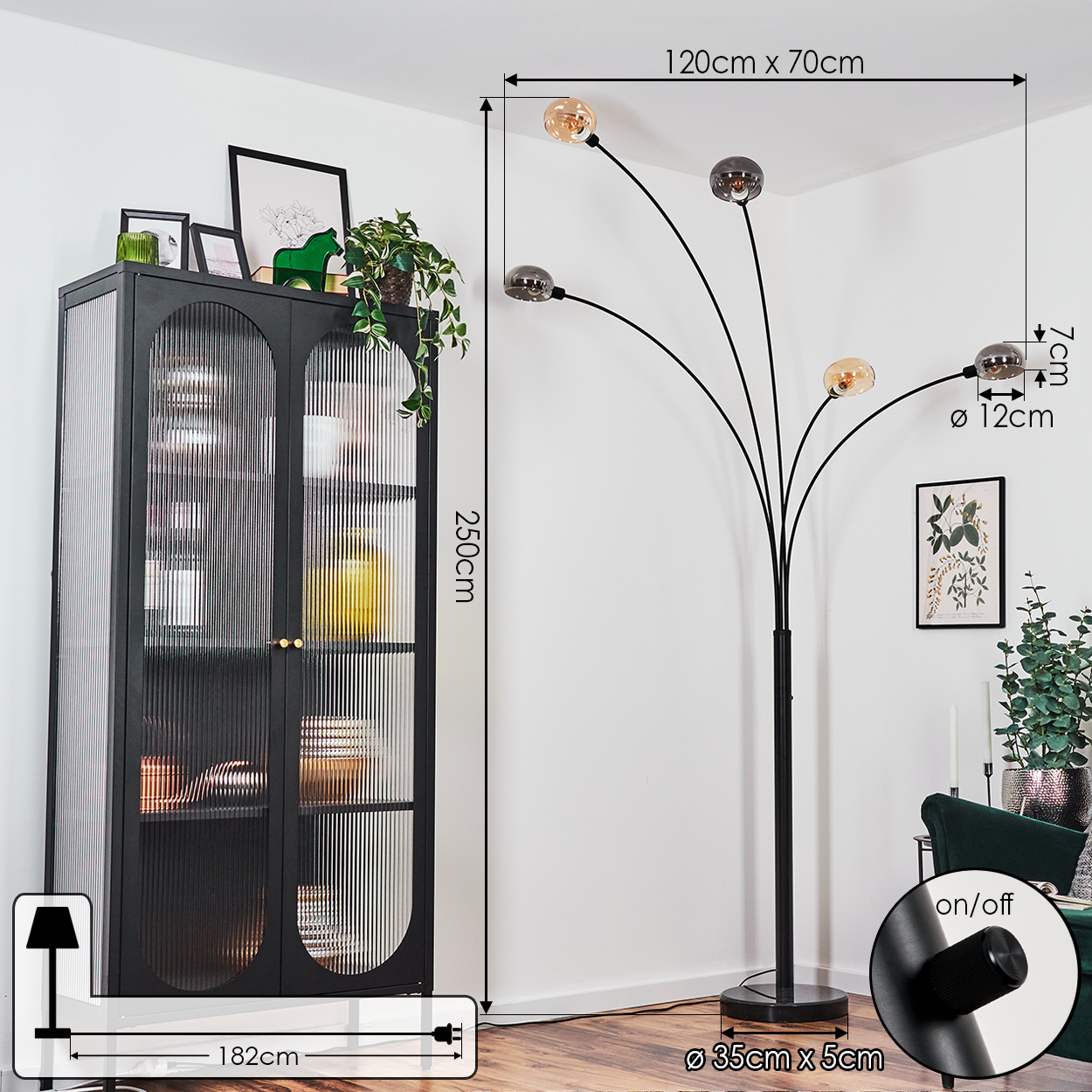 Ein modernes Wohnzimmer mit einer schwarzen Stehlampe, einem schwarzen Schrank und einem grünen Sessel.