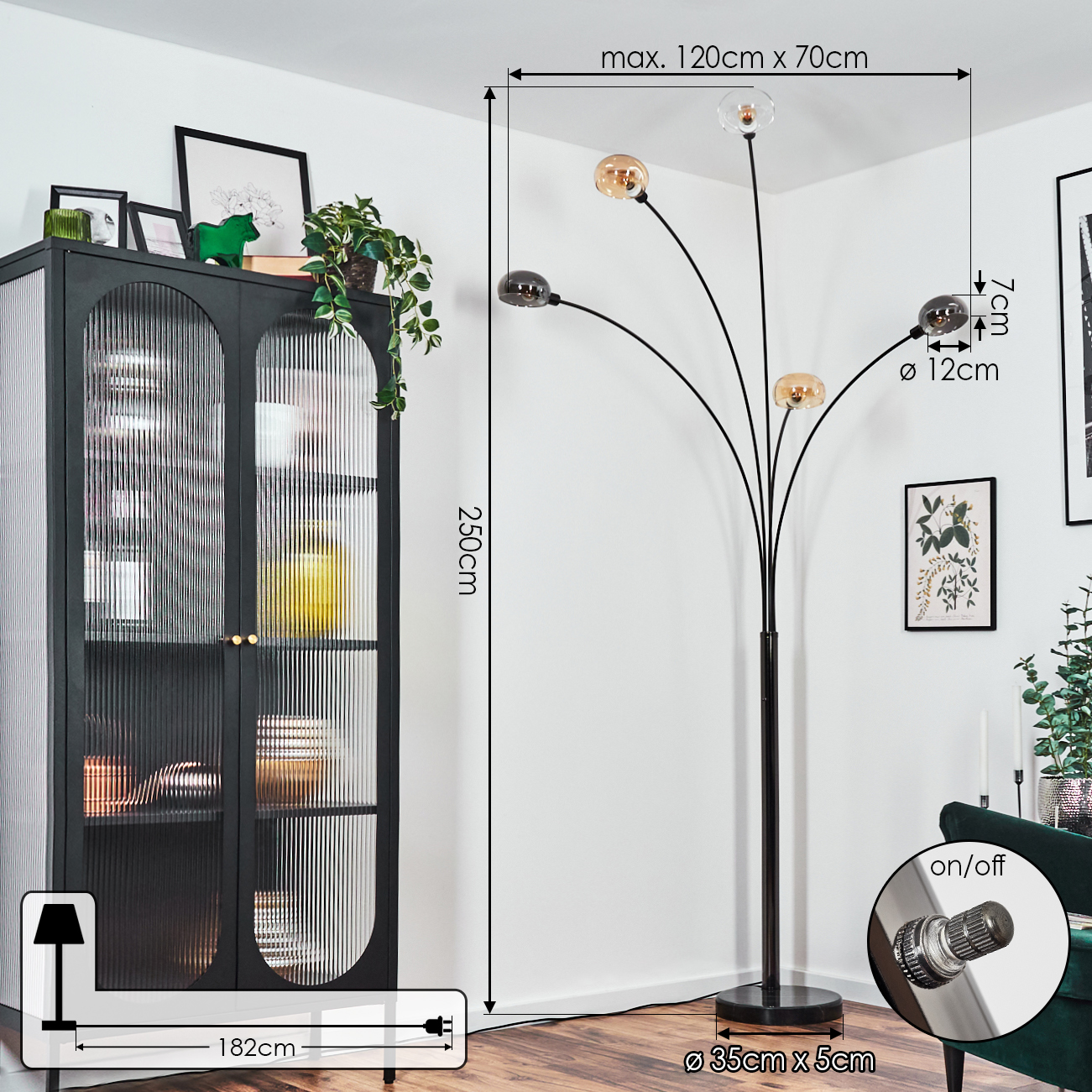 Ein modernes Wohnzimmer mit einer schwarzen Stehlampe und einem schwarzen Schrank. Die Maße sind angegeben.