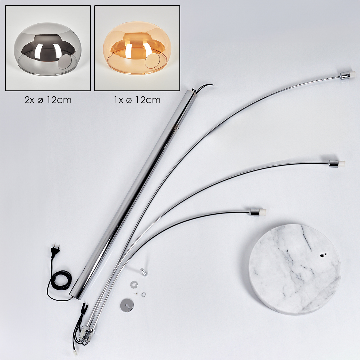 Zerlegte moderne Lampe. Teile umfassen zwei silberne Schirme, einen bernsteinfarbenen Schirm, Chromstangen, einen Marmorsockel und Kabel auf Weiß.