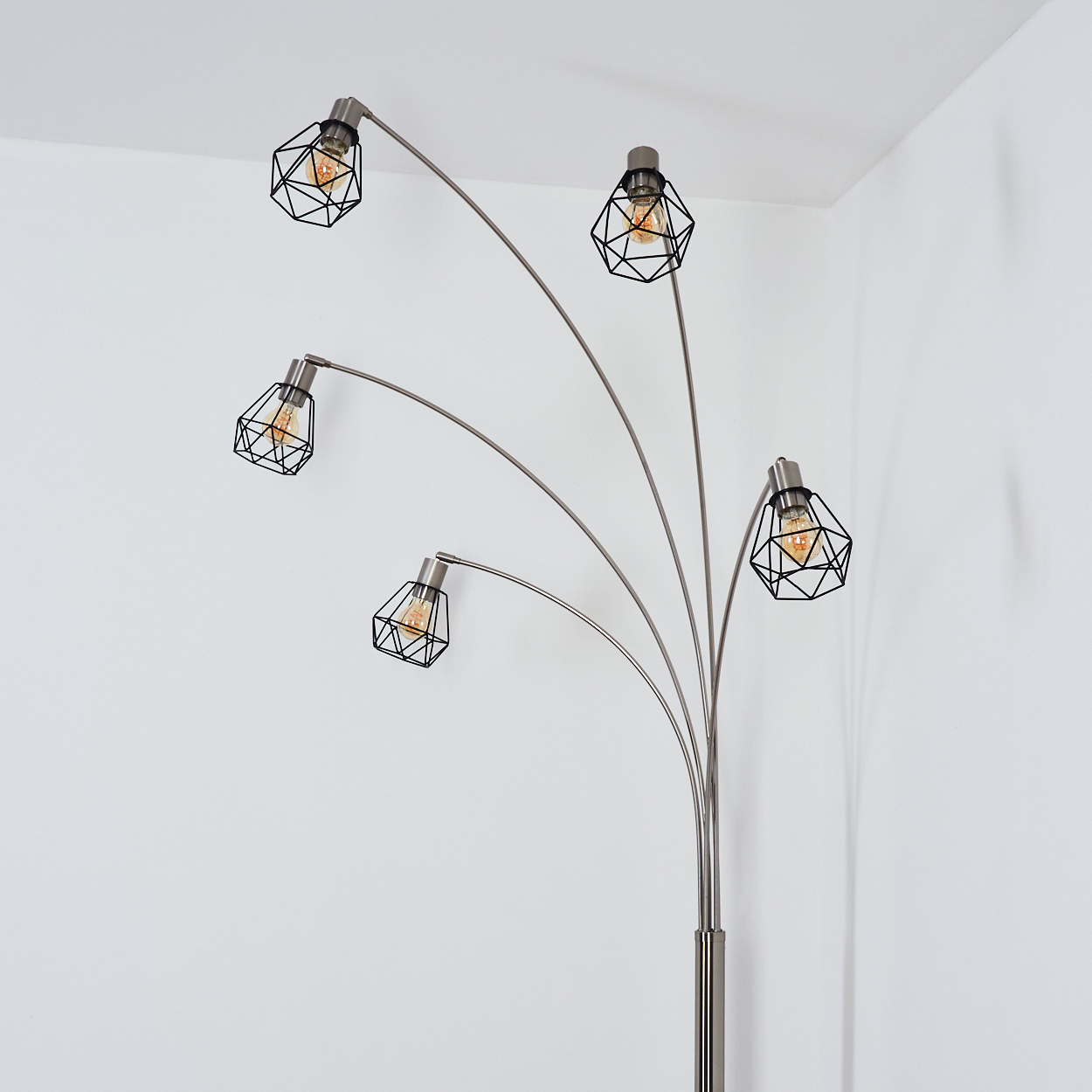 Eine moderne Stehlampe mit fünf Lichtern. Jedes Licht hat einen schwarzen geometrischen Schirm und eine warm getönte Glühbirne.