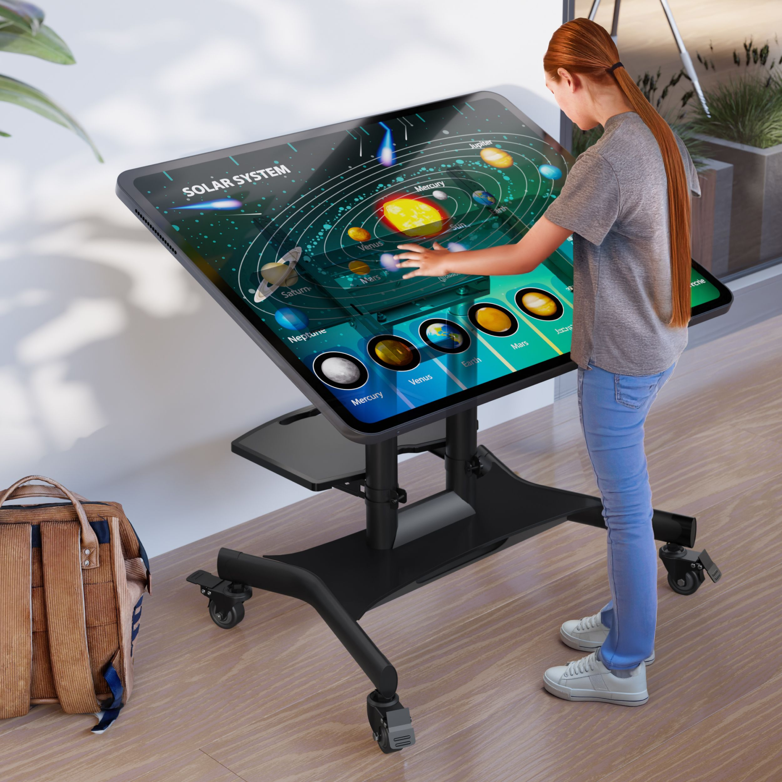 Dziewczyna wchodzi w interakcję z wyświetlaczem układu słonecznego na dużym ekranie dotykowym. Obok plecak.