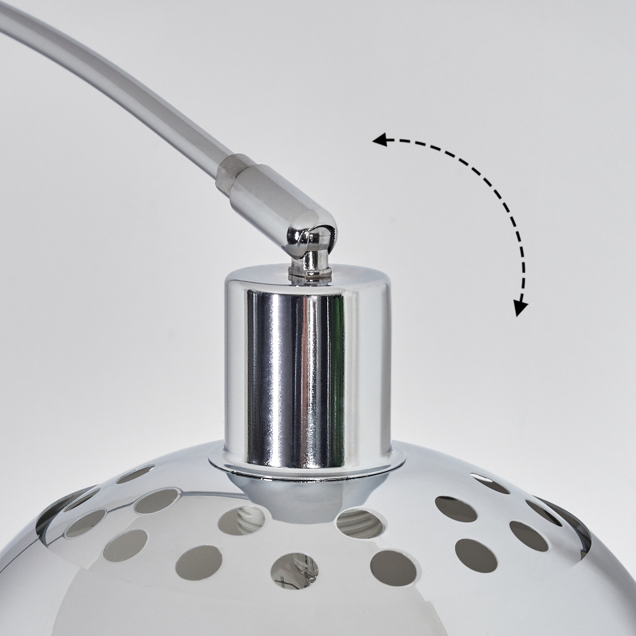 Nahaufnahme einer Chromlampe mit gebogenem Arm. Der Lampenkopf hat ein perforiertes Design. Pfeile zeigen die Verstellbarkeit der Lampe.