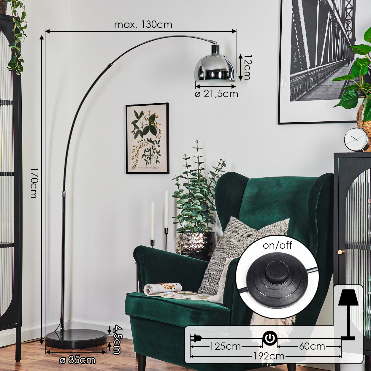 Ein modernes Wohnzimmer mit einem grünen Sessel, einer hohen schwarzen Stehlampe und Kunstwerken. Die Lampe hat einen Chromschirm und einen runden Fuß.