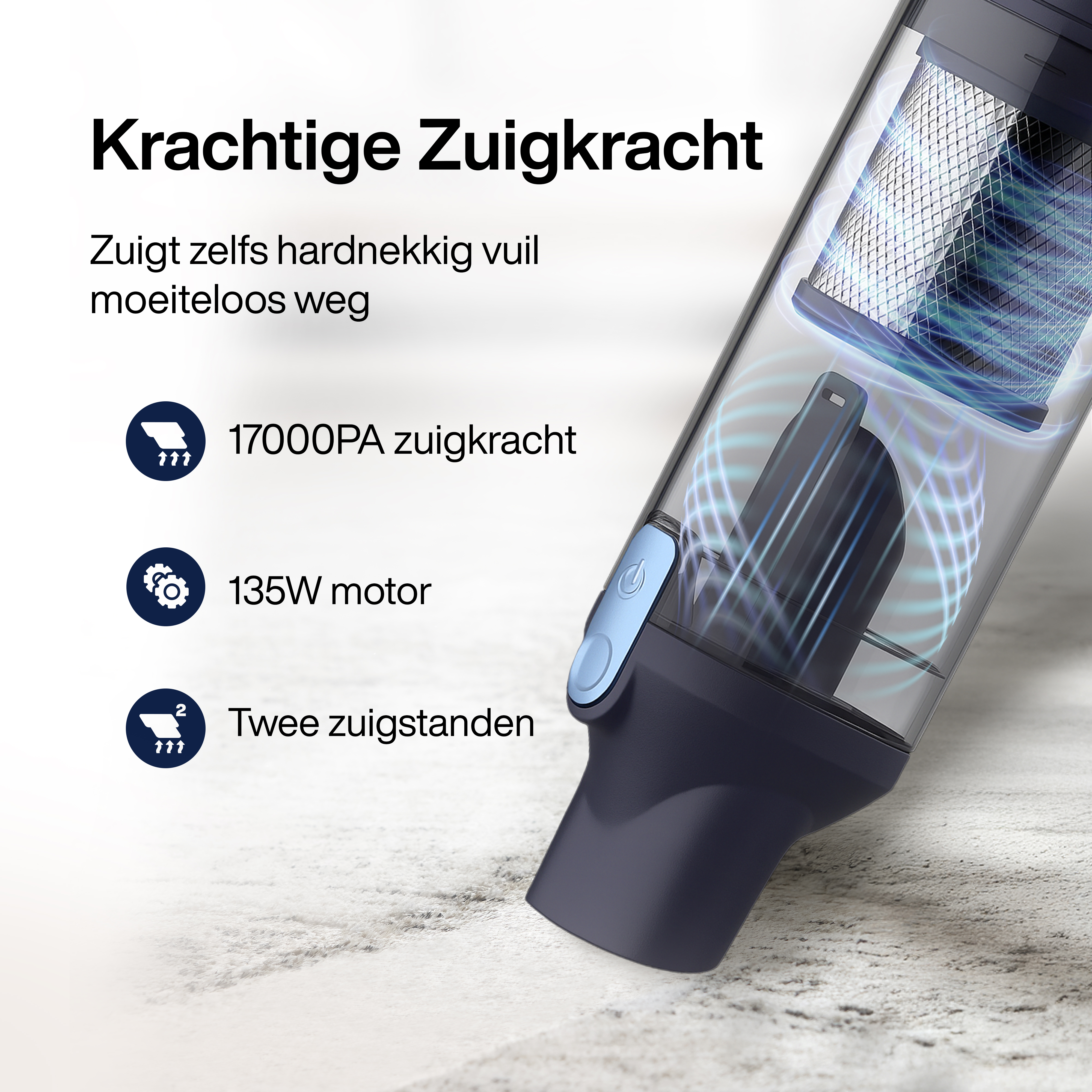 Een draagbare stofzuiger. Het heeft een blauwe knop en een transparante container. De achtergrond toont wit tapijt.