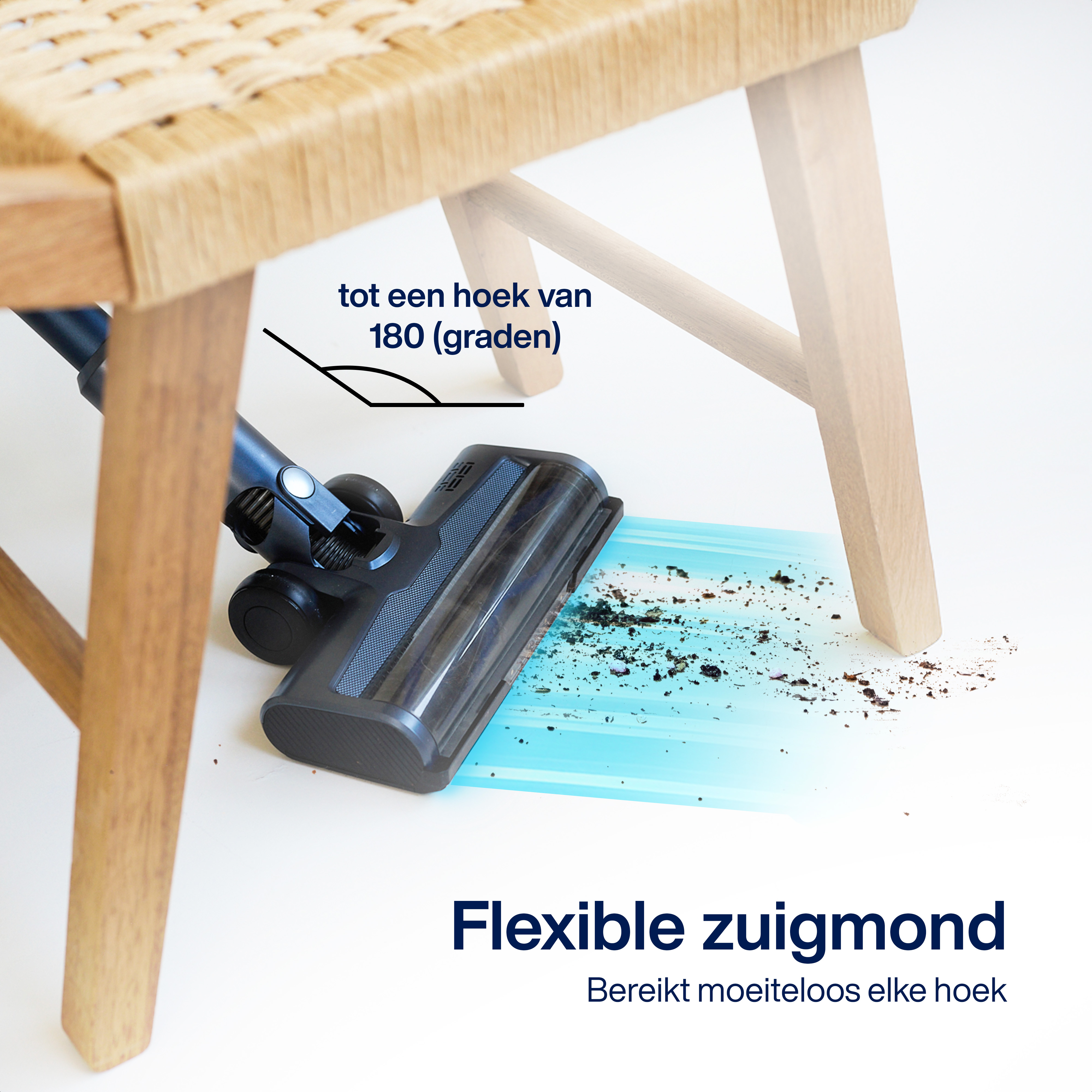Een stofzuiger onder een houten stoel. Het heeft een flexibele kop en reinigt vuil op een wit oppervlak.