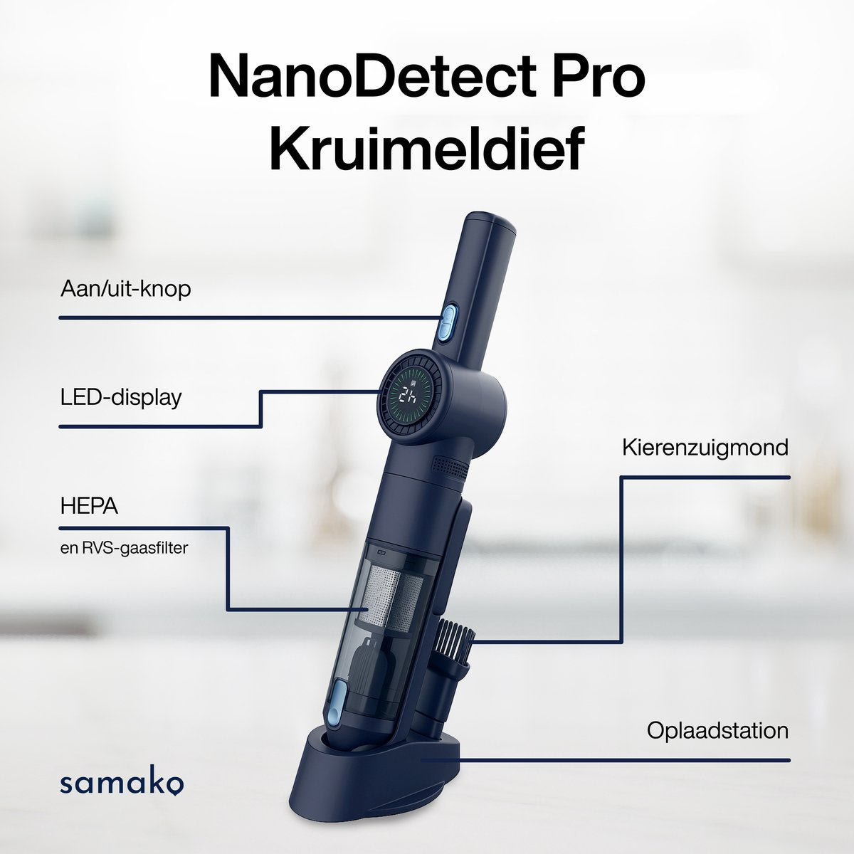 Een donkerblauwe handstofzuiger op een oplaadstation. Gemarkeerde onderdelen: aan/uit-knop, LED-display, HEPA-filter, kierenzuigmond en oplaadstation.