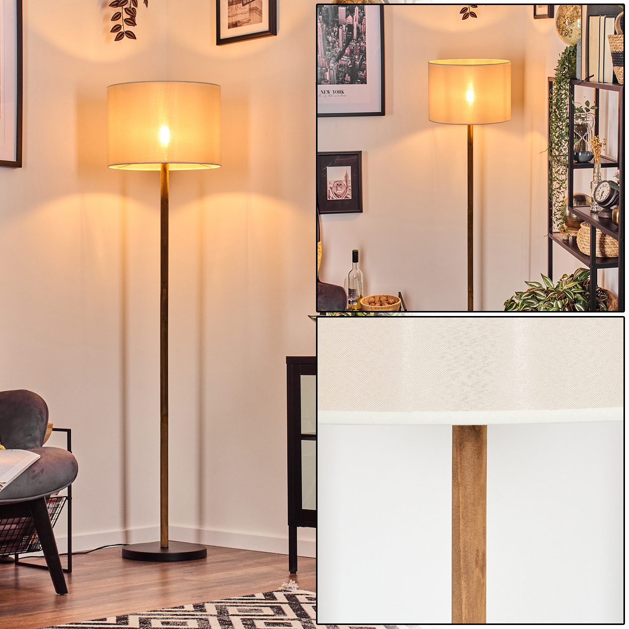 Eine Stehlampe mit beigem Lampenschirm und Holzstange ist beleuchtet. Im Hintergrund sind Bilder, ein Regal mit Pflanzen und ein Stuhl.