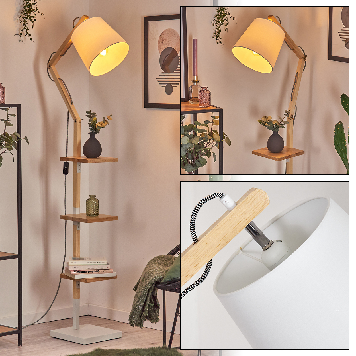Eine hölzerne Stehlampe mit Regalen. Ein weißer Lampenschirm leuchtet. Auf den Regalen befinden sich Dekorationsartikel. Rechts steht ein Stuhl mit einer Decke.