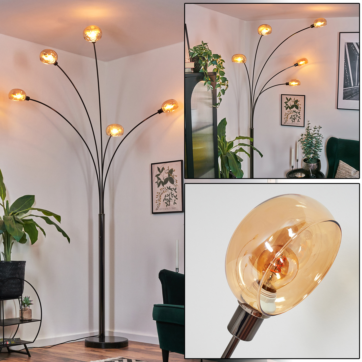 Eine moderne Stehlampe mit mehreren bernsteinfarbenen Glasschirmen, schwarzem Rahmen und rundem Sockel. Sie steht in einem Raum mit Pflanzen und einem dunkelgrünen Stuhl.