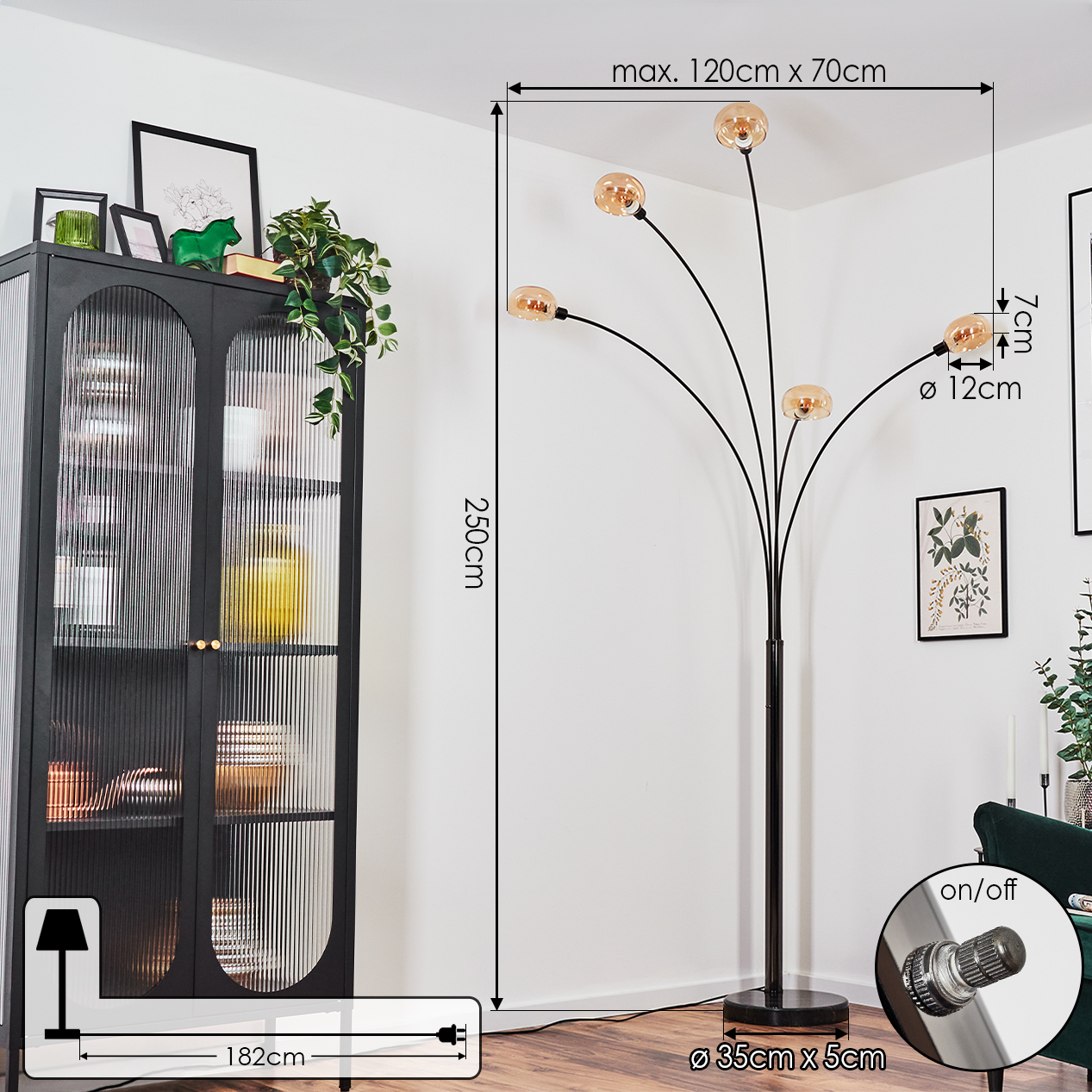 Ein modernes Wohnzimmer mit einer schwarzen Lampe, einem schwarzen Schrank und einer grünen Pflanze. Abmessungen sind angezeigt.