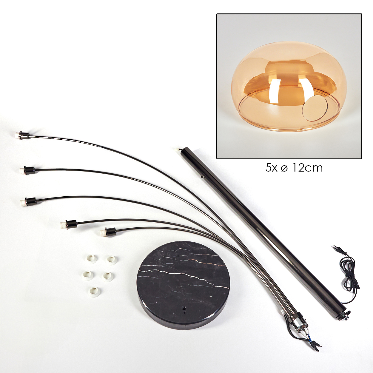 Zerlegte Stehlampe mit schwarzem Marmorsockel, gebogenen Armen und einem orangefarbenen Glasschirm. Teile umfassen Stäbe und kleine weiße Ringe.