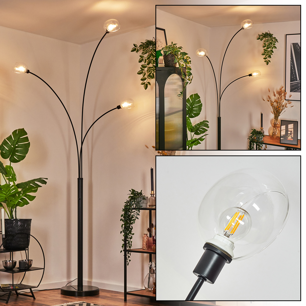 Eine moderne schwarze Stehlampe mit drei Glühbirnen und rundem Fuß. Pflanzen und Regale sind im Hintergrund.