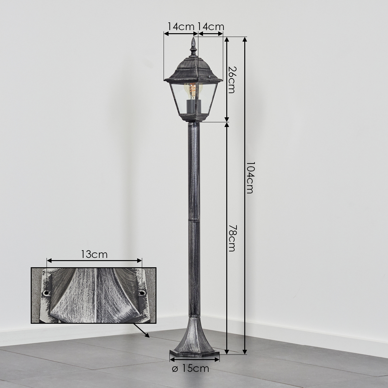 Eine metallisch graue Straßenlaterne. Abmessungen sind beschriftet: 14cm oben, 26cm Lampe, 104cm Gesamthöhe, 78cm Stange, 15cm Sockel.