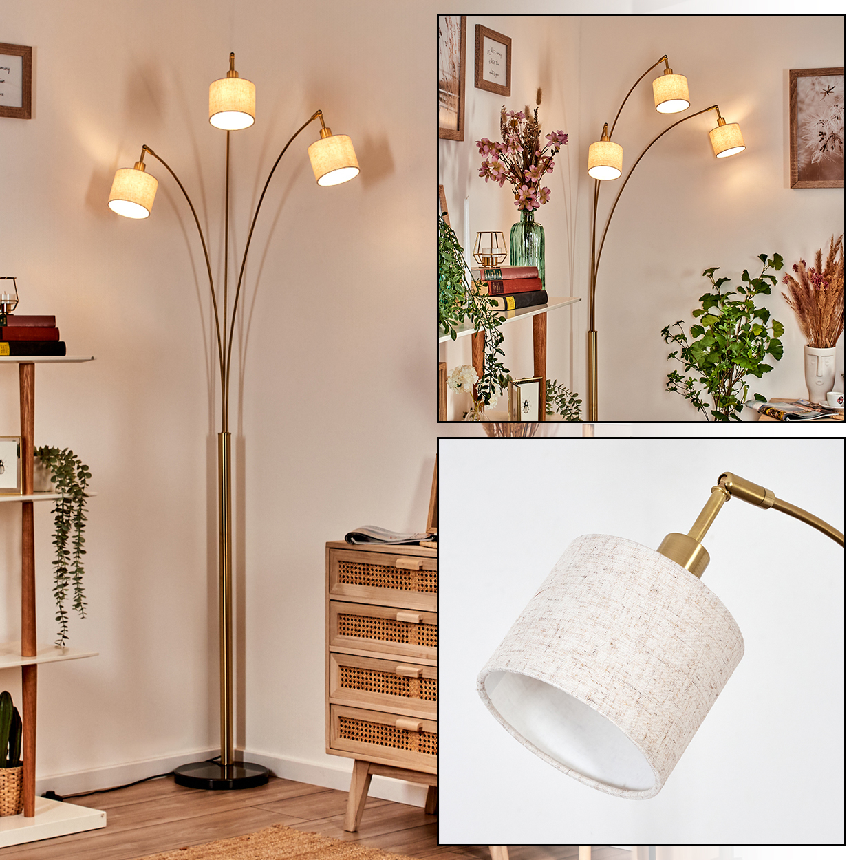 Eine goldene Stehlampe mit fünf Lampenschirmen beleuchtet einen Raum. Regale, ein Schrank und Pflanzen sind im Hintergrund sichtbar.