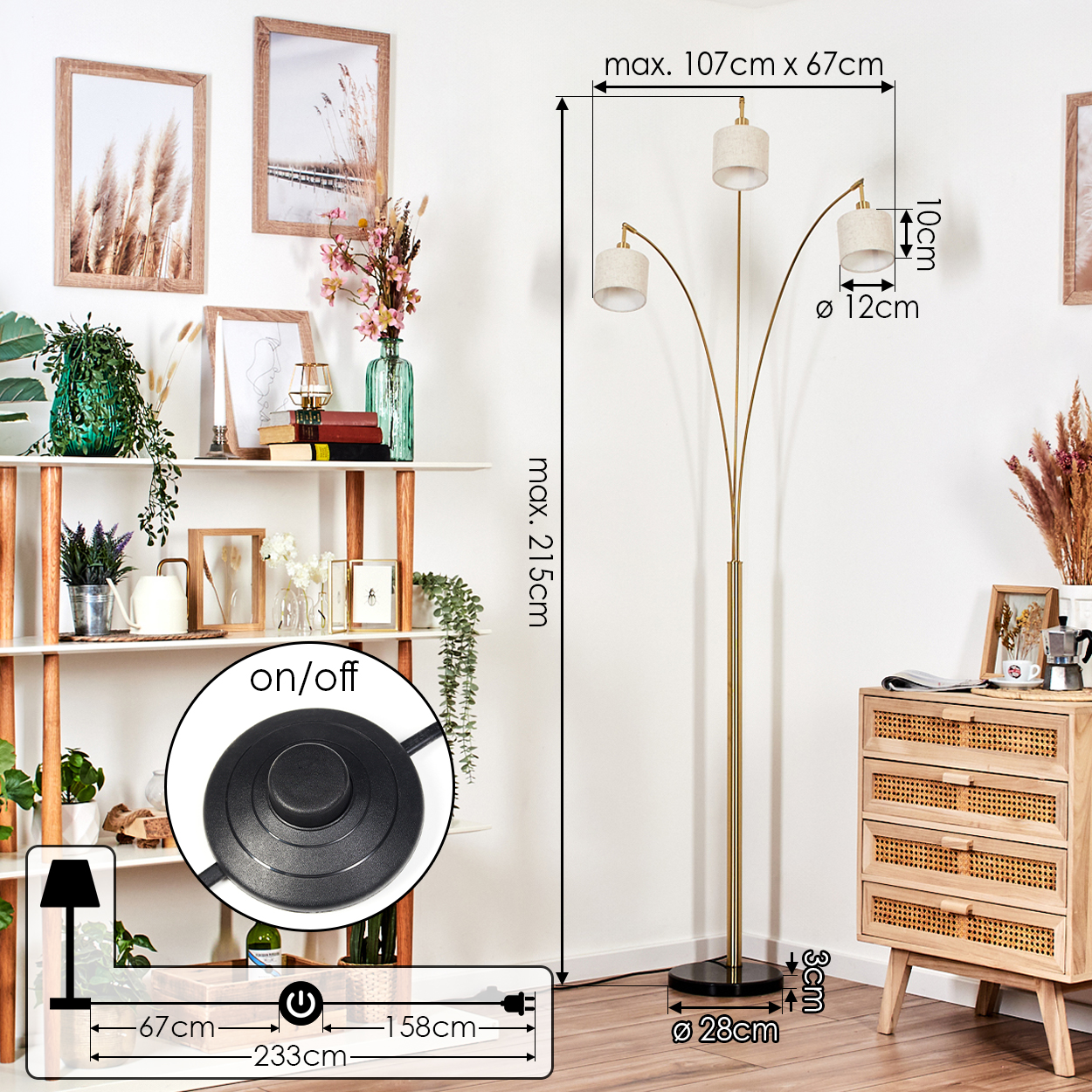Ein Raum mit Stehlampe, Holzregal mit Pflanzen und Dekorationen, und Holzkommode.