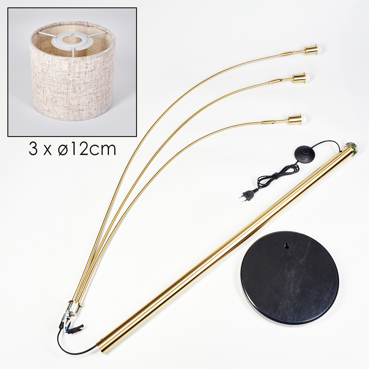 Zerlegte Stehlampe mit drei gebogenen Armen, einem Lampenschirm, einem Fuß und einem Netzkabel. Teile sind gold und schwarz, auf weißem Hintergrund.