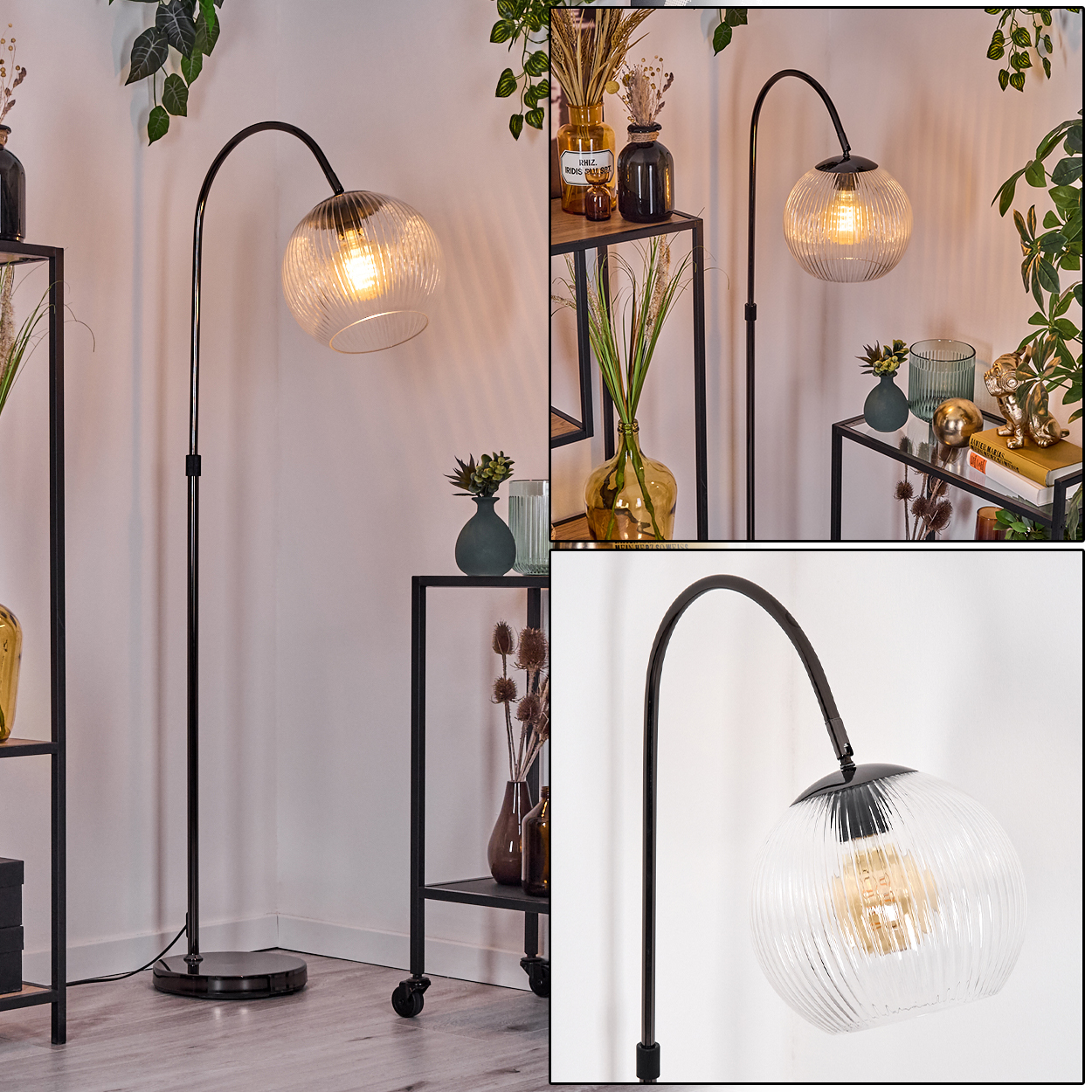 Eine moderne Stehlampe mit klarem, geripptem Glasschirm. Die Szene umfasst dekorative Vasen, Pflanzen und Regale vor einer weißen Wand.
