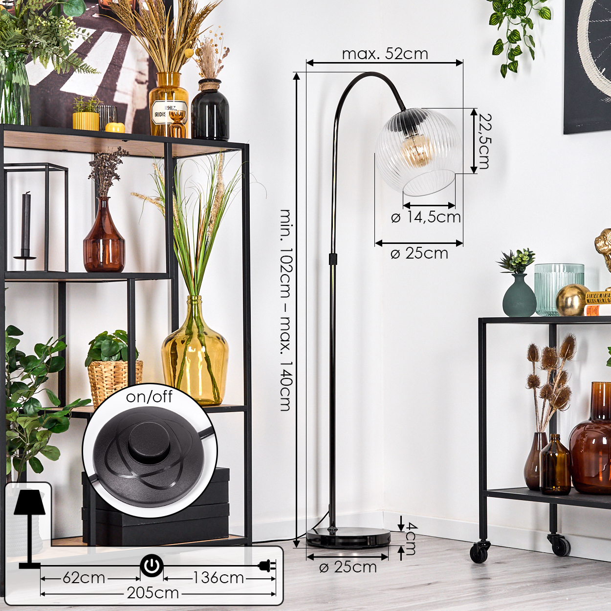 Eine moderne Stehlampe mit gebogenem Arm und Glaskugelschirm, neben einem schwarzen Regal und einem kleinen Beistelltisch.