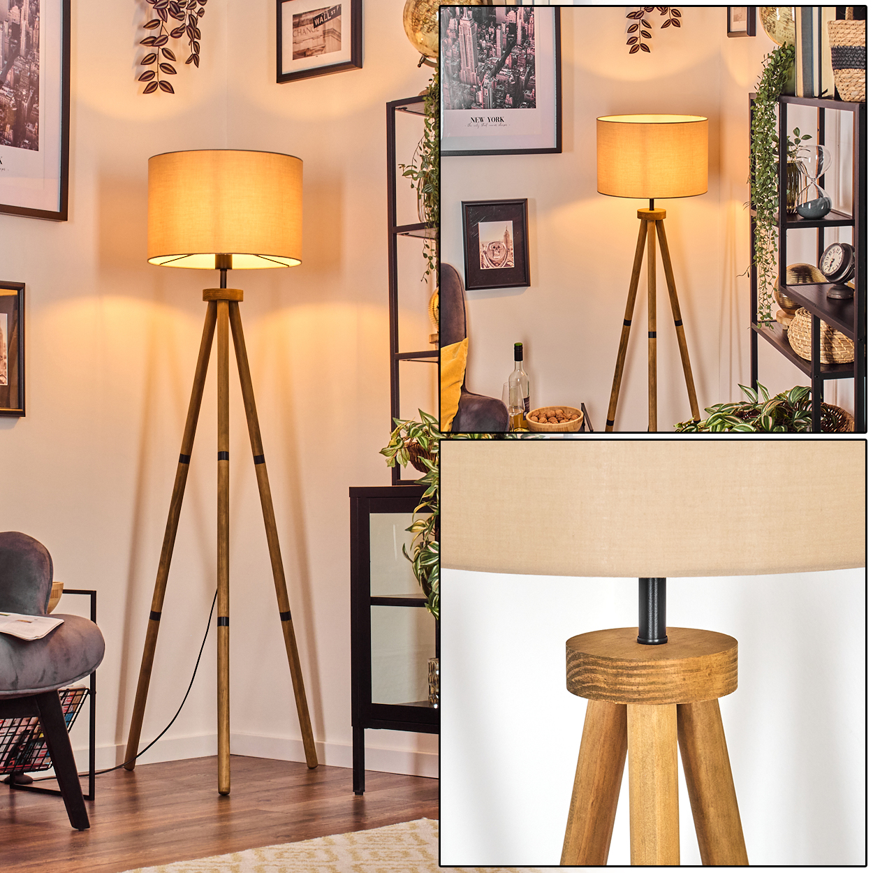 Eine hölzerne Stativ-Stehlampe mit beigem Lampenschirm steht in einem Raum. Regale, Bilder und ein Stuhl sind im Hintergrund.
