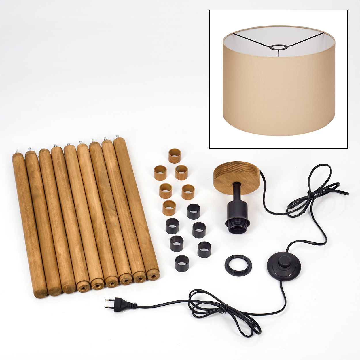 Eine zerlegte Lampe mit Holzbeinen, Lampenschirm, Holz- und schwarzen Ringen, Lampenfassung und Netzkabel auf weißem Untergrund.