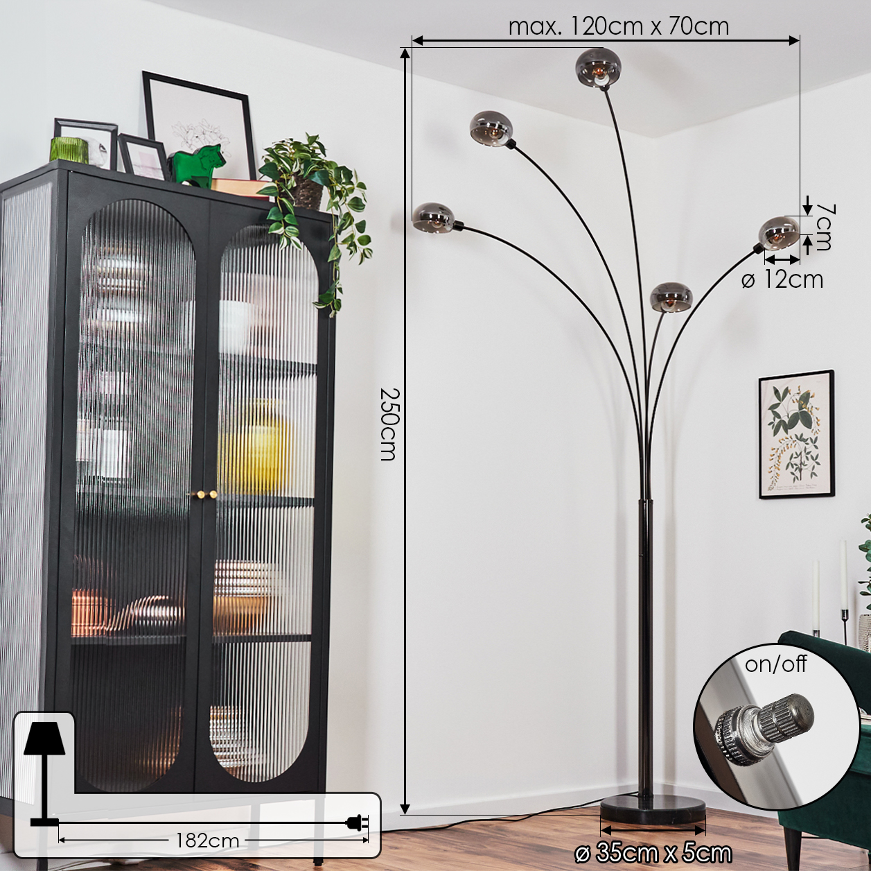 Ein modernes Wohnzimmer mit einer schwarzen Stehlampe, einem Schrank und Abmessungen. Die Lampe hat fünf Kugelleuchten. Maße sind angegeben.